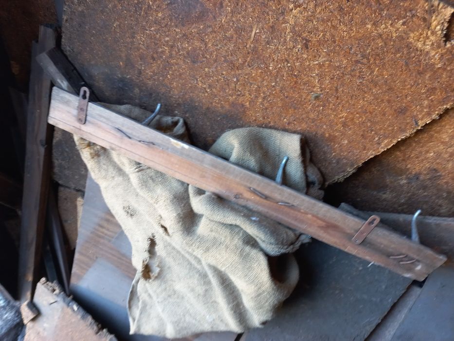 Вешалка 3 крючка в гараж