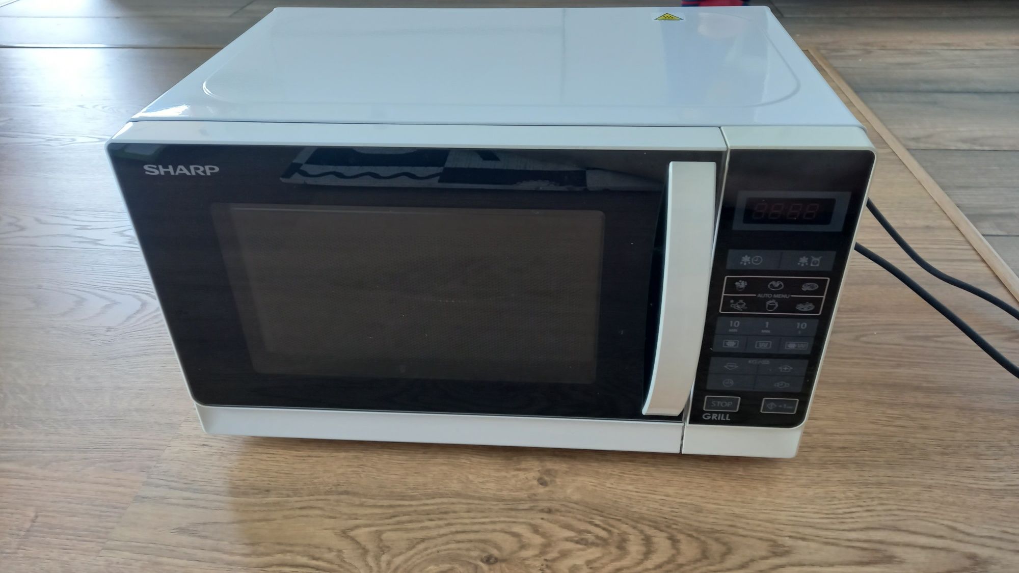 Kuchenka mikrofalowa z grillem Sharp R-642
