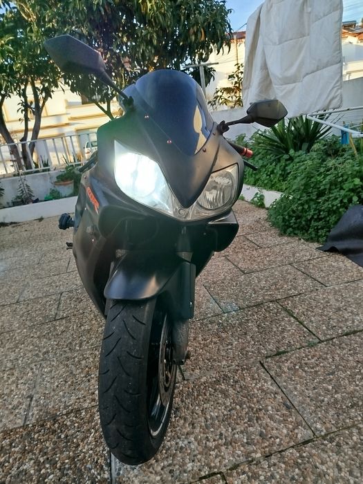Vende se.  CBR 600 sport muito bem estimada