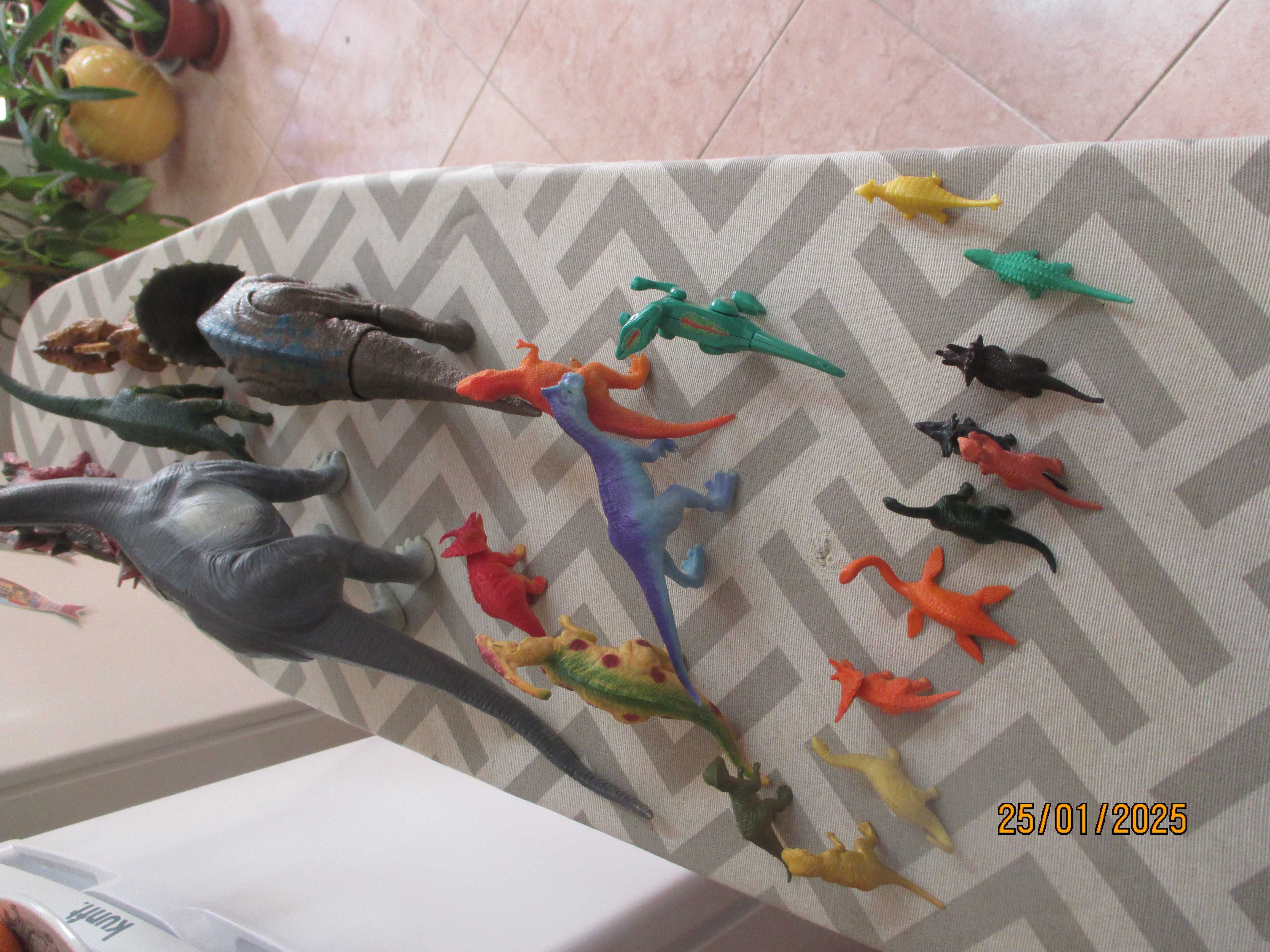Mais de 20 dinossauros em pvc