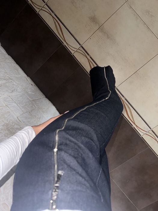 Джинсы клеш с разрезами