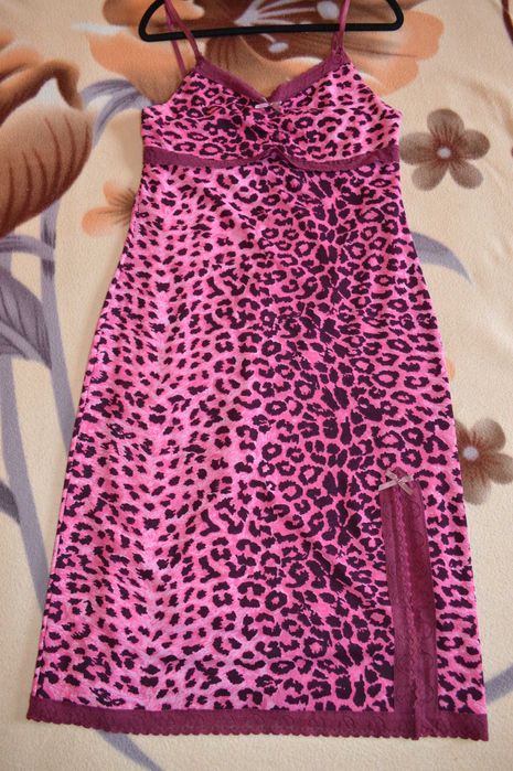 Летнее розовое платье с леопардовым принтом б/у