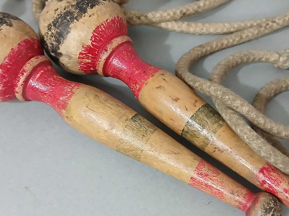 corda de saltar brinquedo mexicano de madeira anos 50