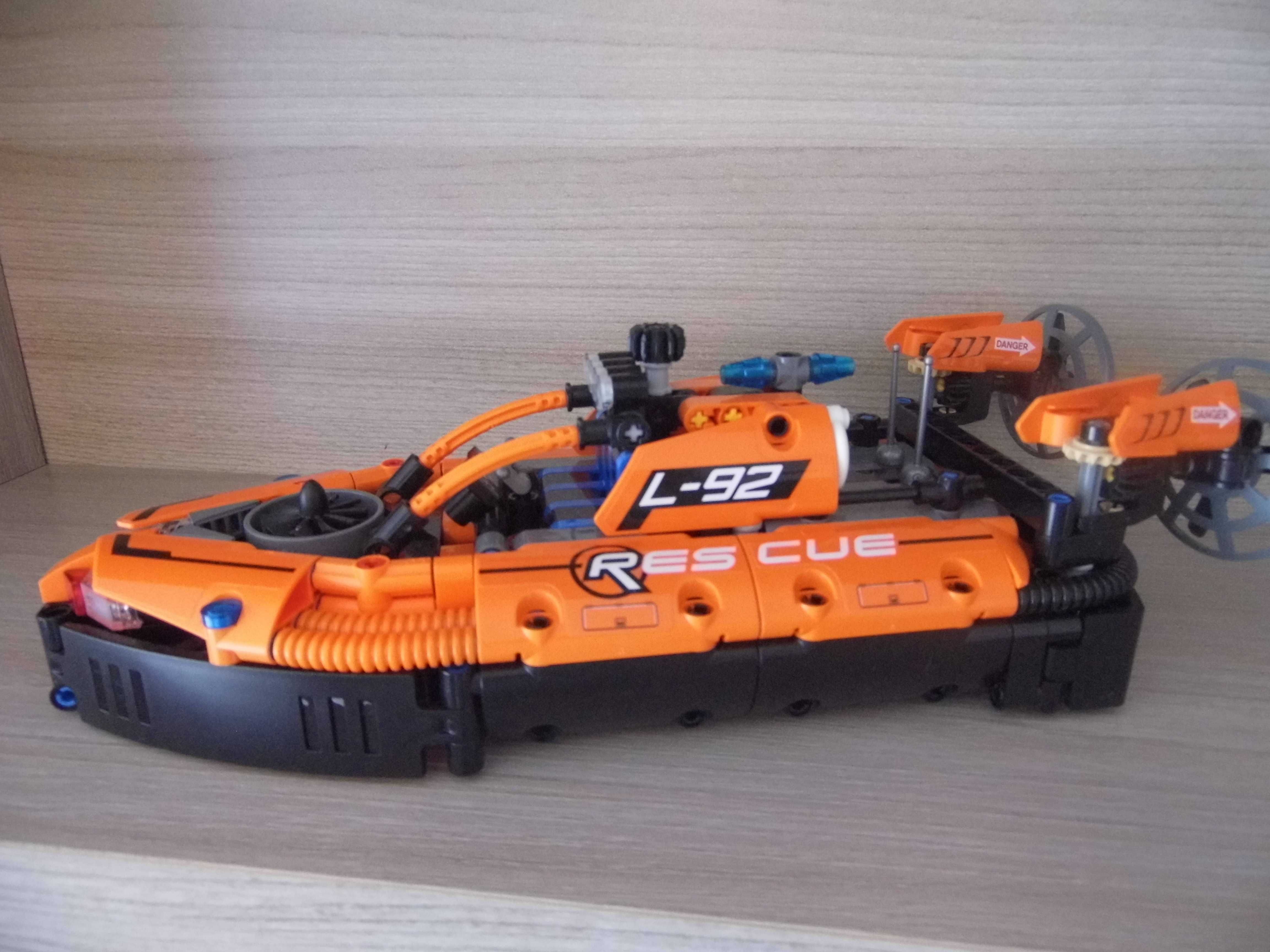 LEGO Technic Poduszkowiec ratowniczy 42120