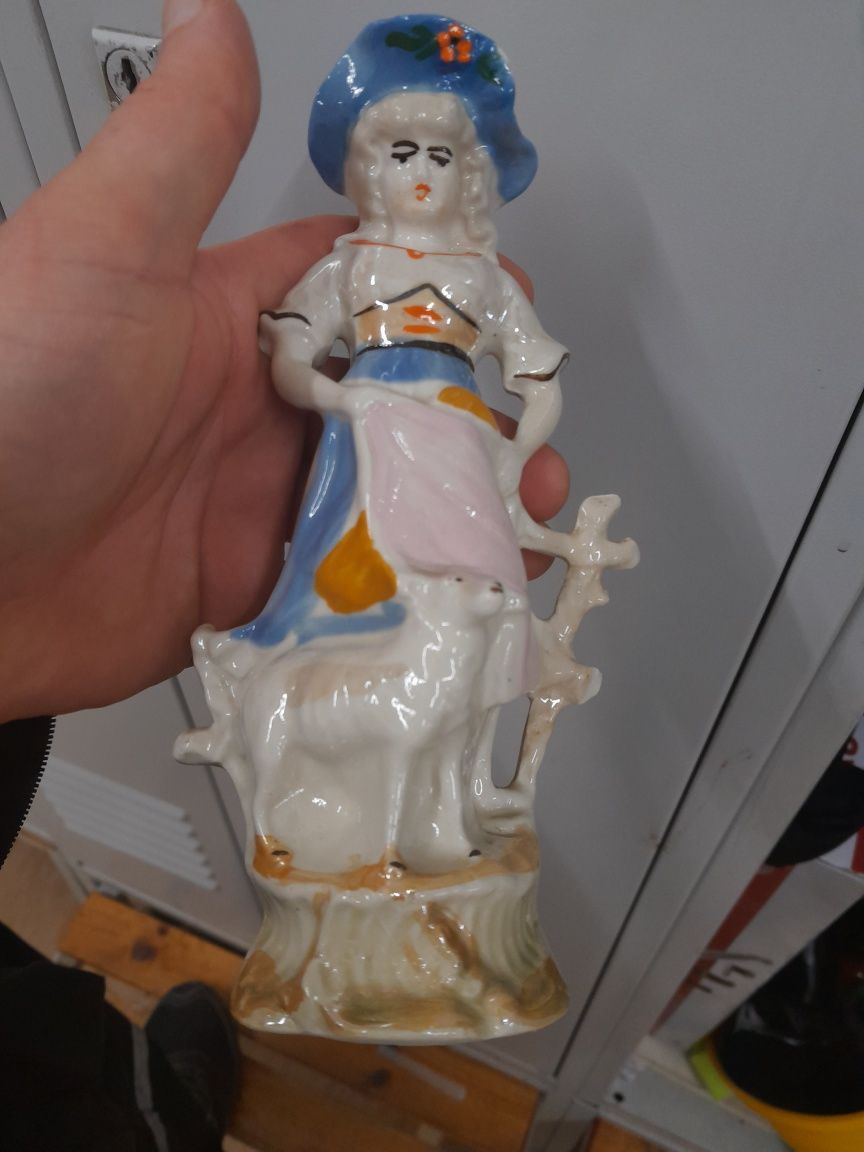 Figurka ceramiczna super stan bez uszkodzeń