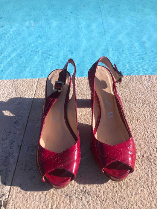 Sandálias Unisa em bom estado