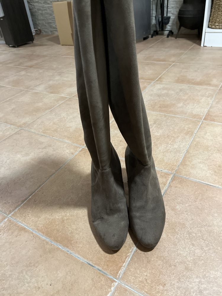 Botas castanhas pelo joelho ajustaveis