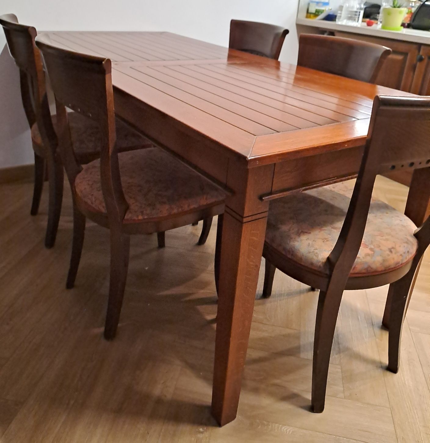 Stół drewniany bez krzeseł