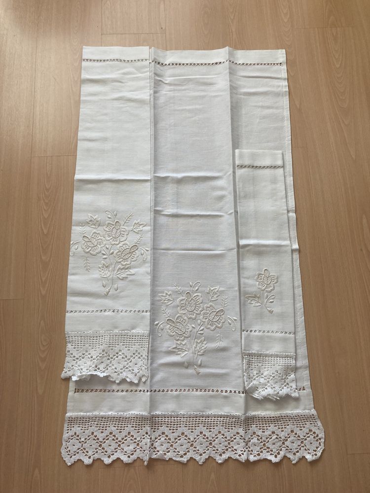 Conjunto de 3 toalhas em linho bordadas e com renda