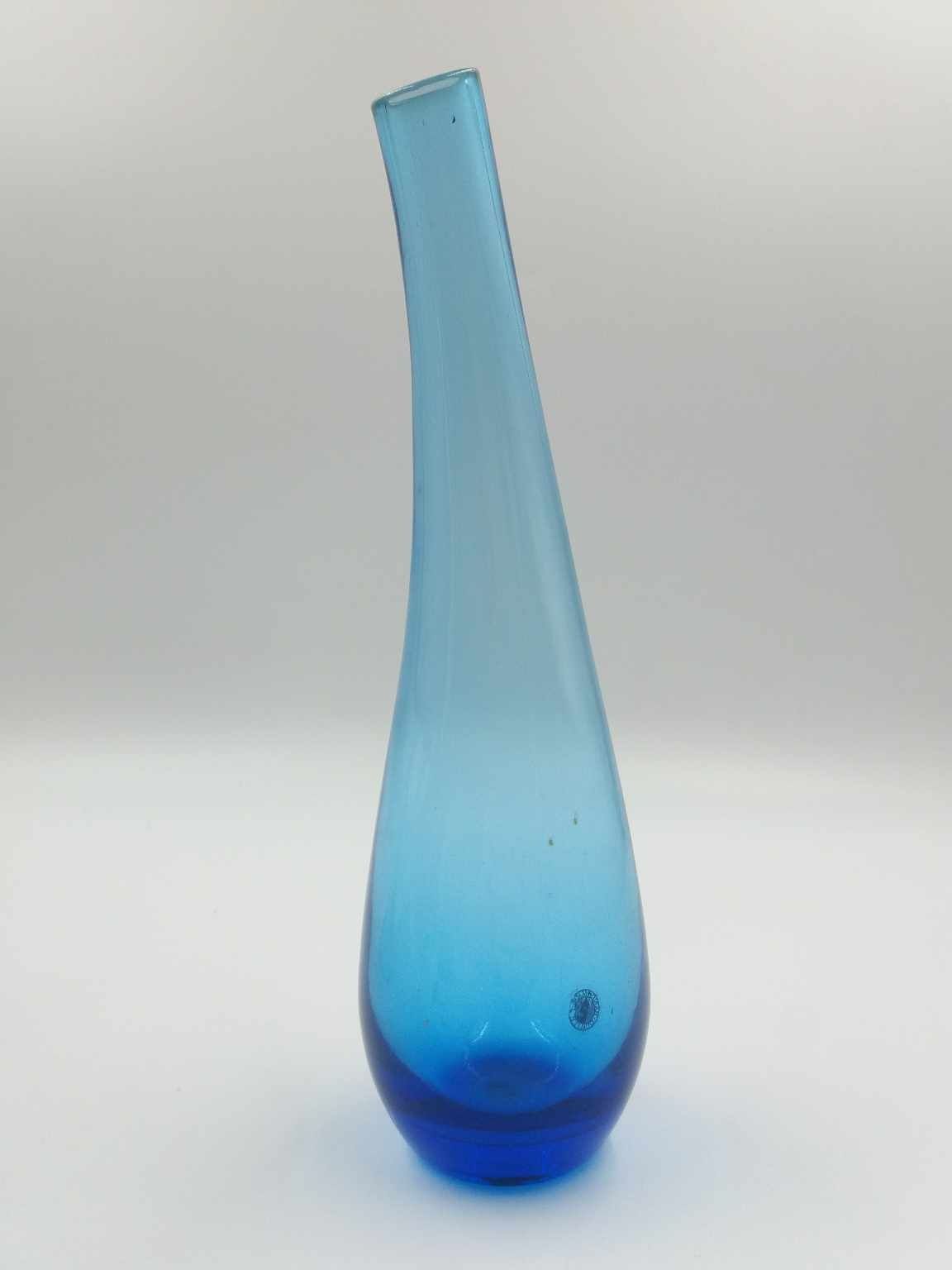 Ładny wysoki szklany ręcznie wykonany wazon w niebieskim kolorze