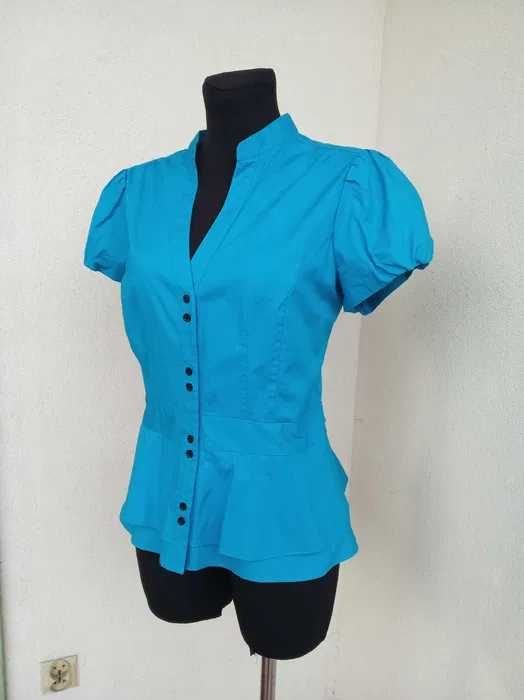 Niebieska bluzka koszulowa z baskinką 44