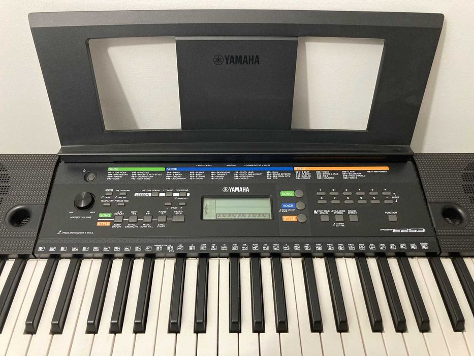 Yamaha PSR-E253 – Teclado 61 Teclas – Excelente Estado