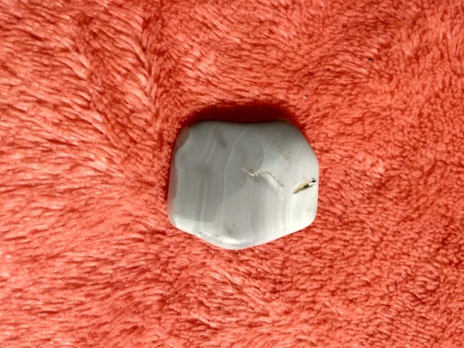 Агат камінь оберіг кристалл камень талисман наделяет даром красноречия