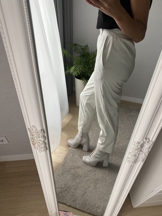 Чобітки білі на шнуровці фірми Bershka