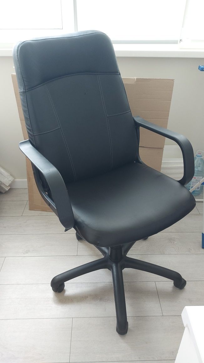 Продаю офісний стілець крісло