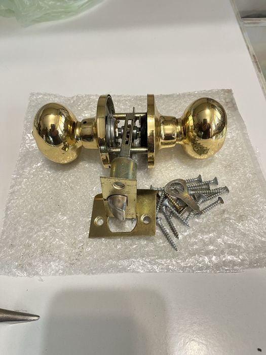 Ручка дверная с защелкой