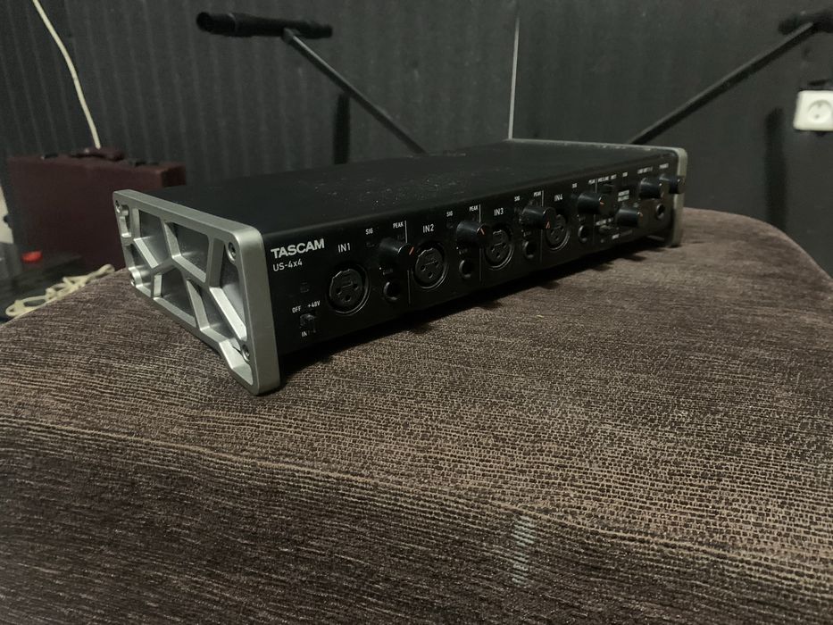 Tascam US-4x4 звукова карта