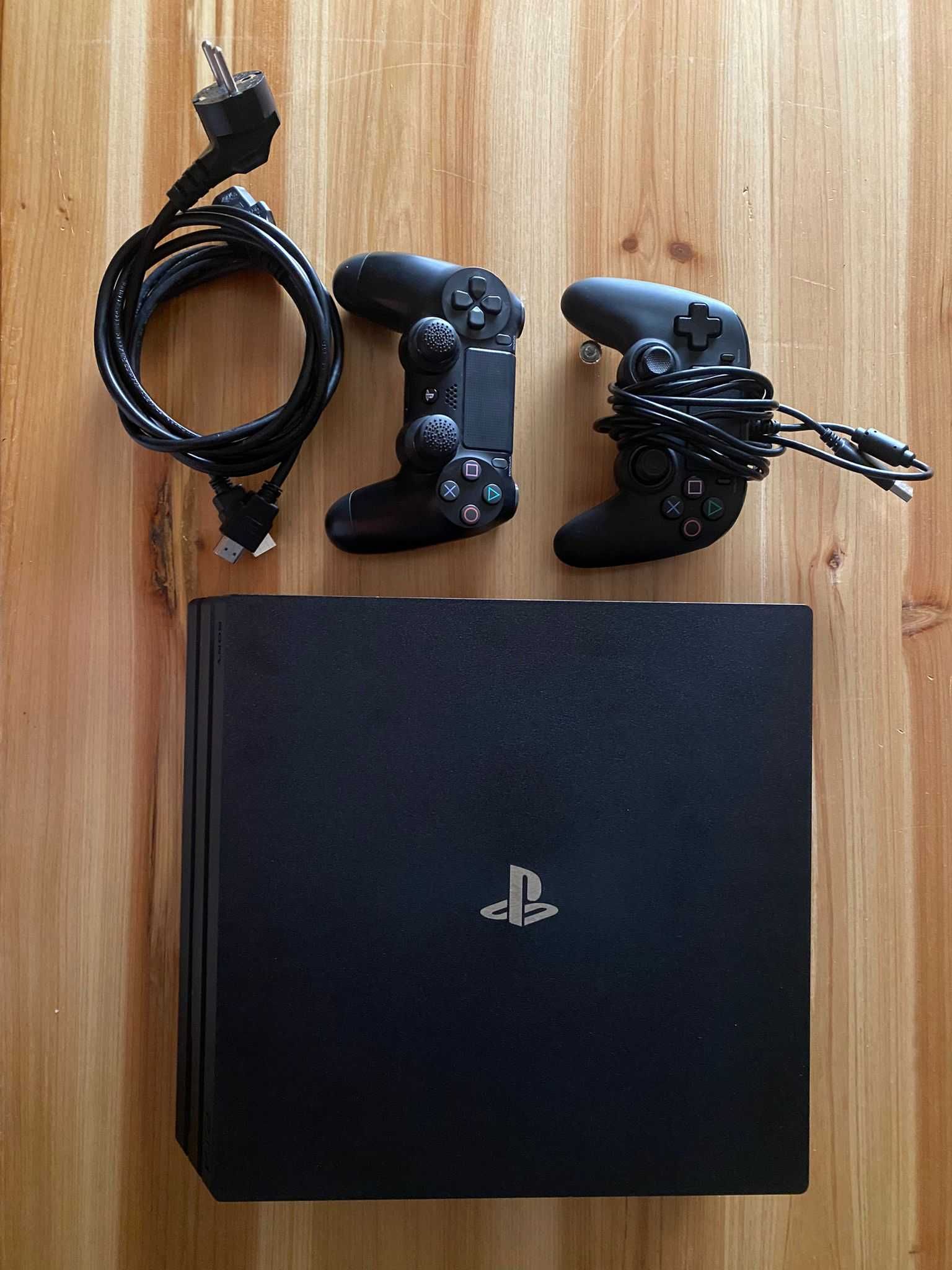 PS4 PRO 1TB como nova