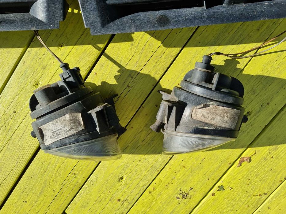 AUDI A3 8L lift (00-03)- HALOGENY zderzaka  przedniego wraz z KRATKAMI