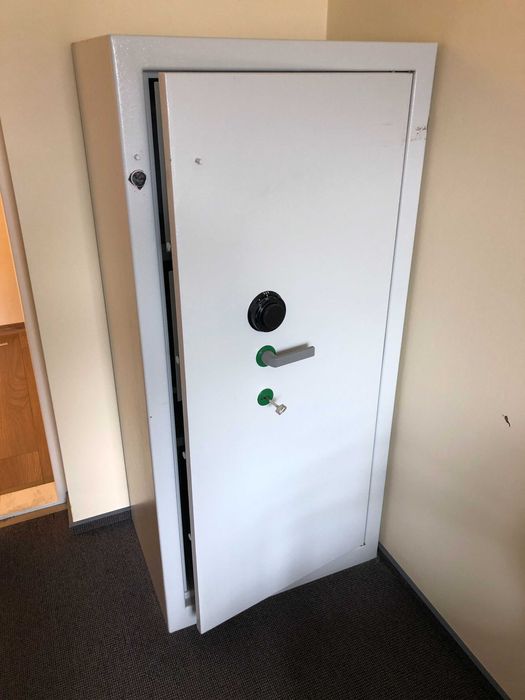 Sejf oraz szafa na dokumenty niejawne, broń i amunicję