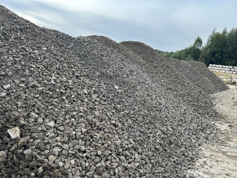 Zwir kamień ziemia piasek tluczen