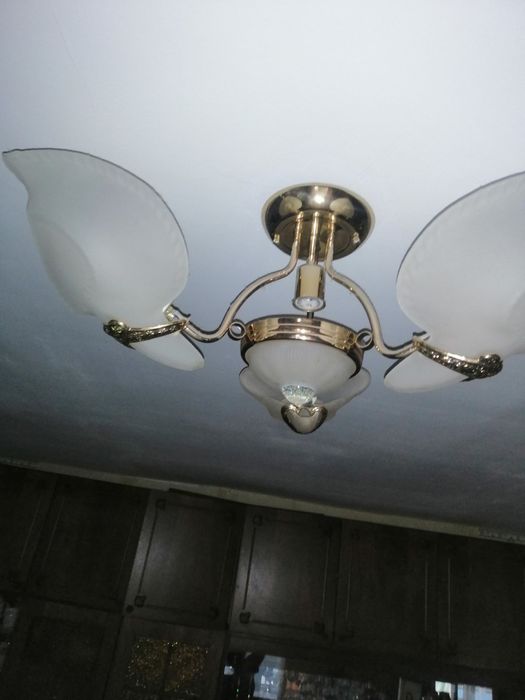 Вишукана люстра на 4 лампочки