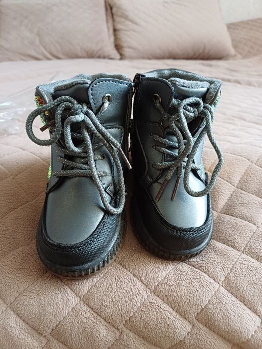 Продам детские ботинки зимние