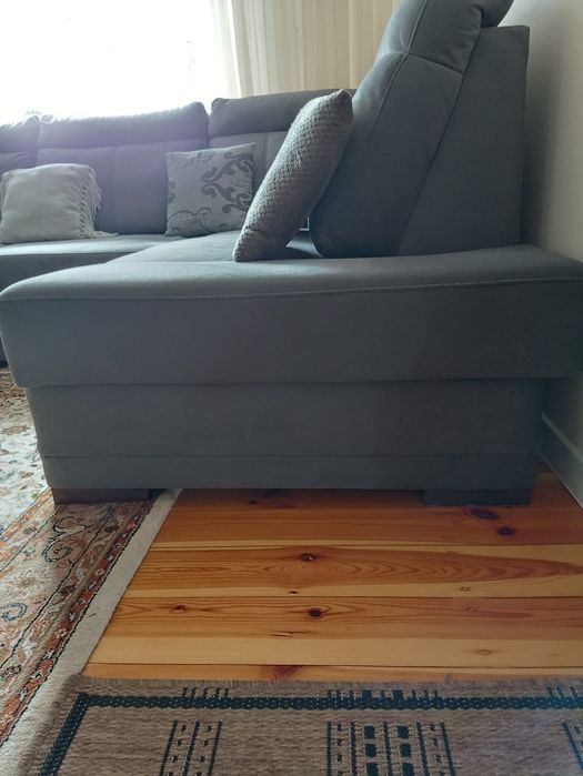 Narożnik z materiału, z funkcją spania.