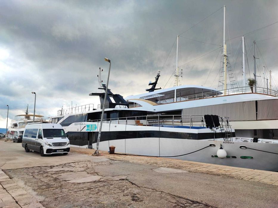 MERCEDES VIP 9-osobowy – 3.0 Diesel, TV, Webasto, łóżko, prysznic