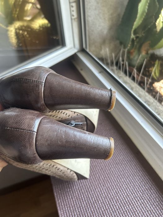 Botins em Camurça Castanha com Debruado