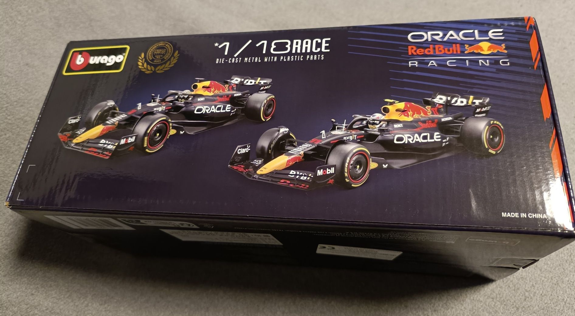 Red Bull bolid F1 RB19 Max Verstappen nr1. Golden Helmet