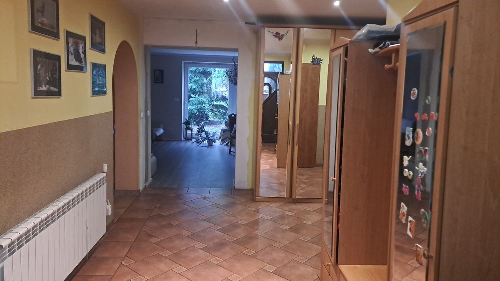 Na sprzedaż przestronny dom z tarasem i garażem .