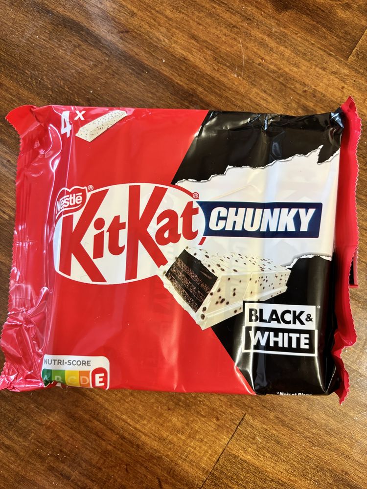 Упаковки батончиків KitKat, Lion