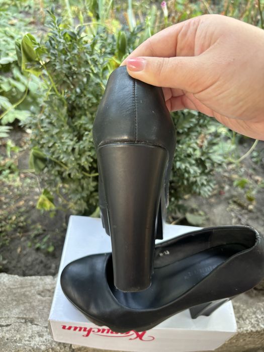 Продам туфлі в чорному кольорі на високому каблуці