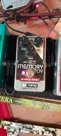 Electro Harmonix Memory Toy Analog Delay com modulação