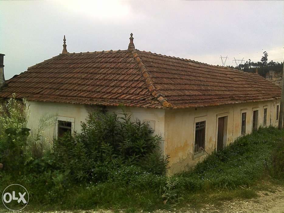 Casa para restaurar com 2800m2 de terreno - 10Km de Pombal.