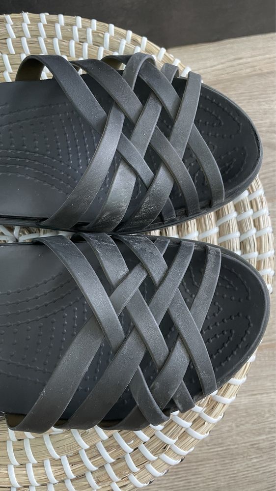 Crocs sandały na koturnie Huarache Mini Wedge W10 41/42