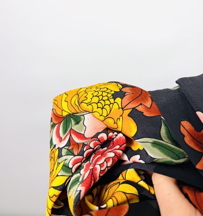 Kombinezon czarny w kwiaty z odkrytymi ramionami M 38 River Island