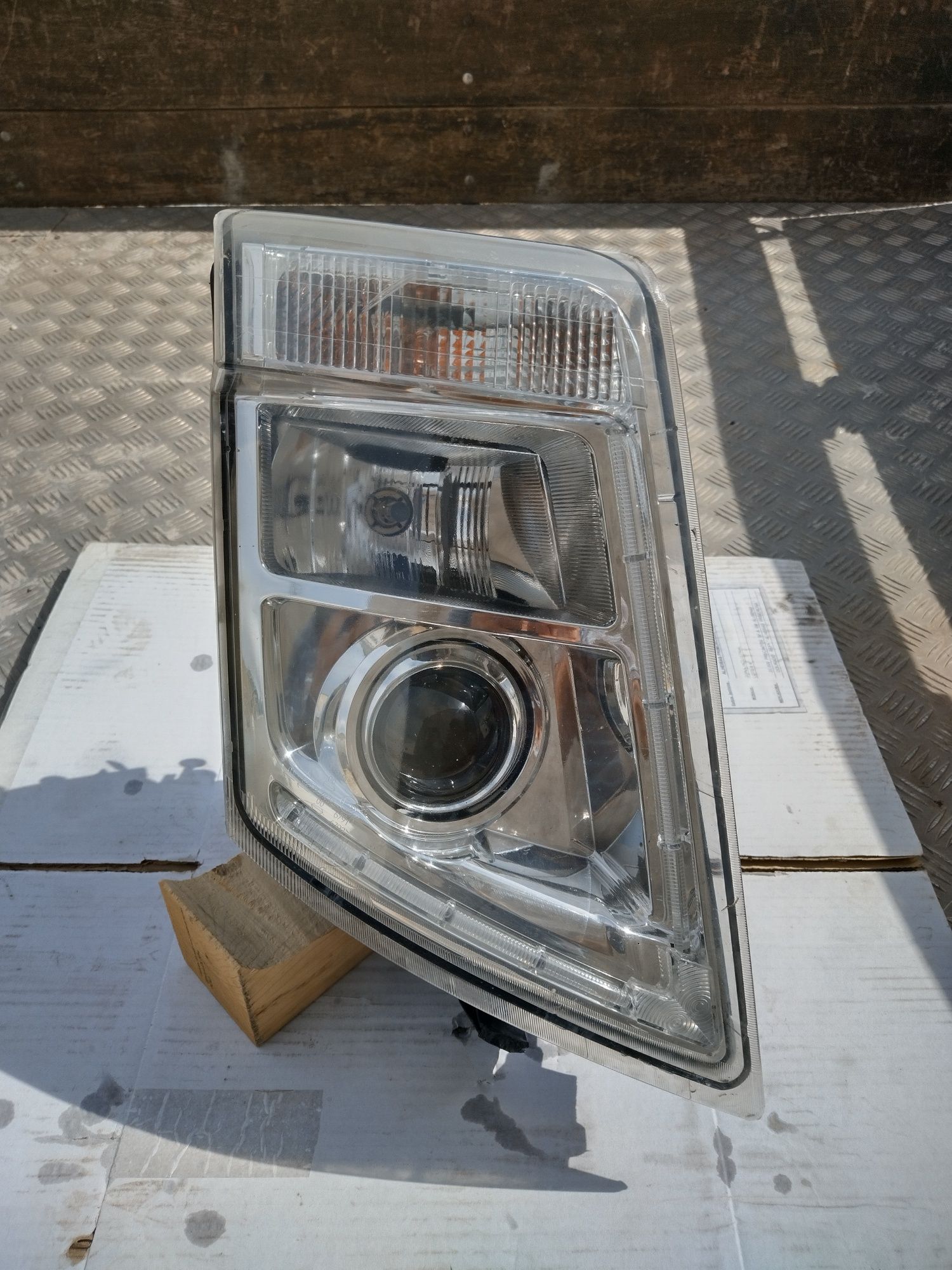 Farol direito VOLVO FH