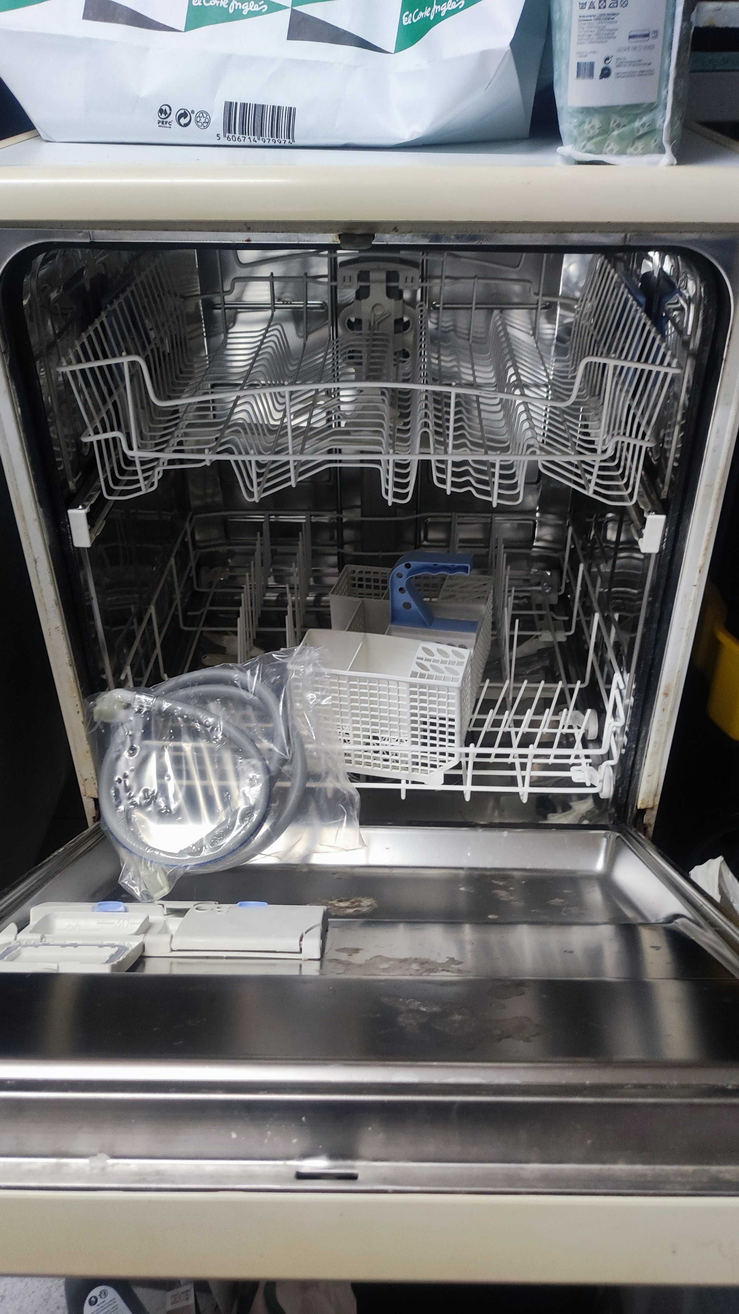 Máquina Lavar Louça Whirlpool a funcionar