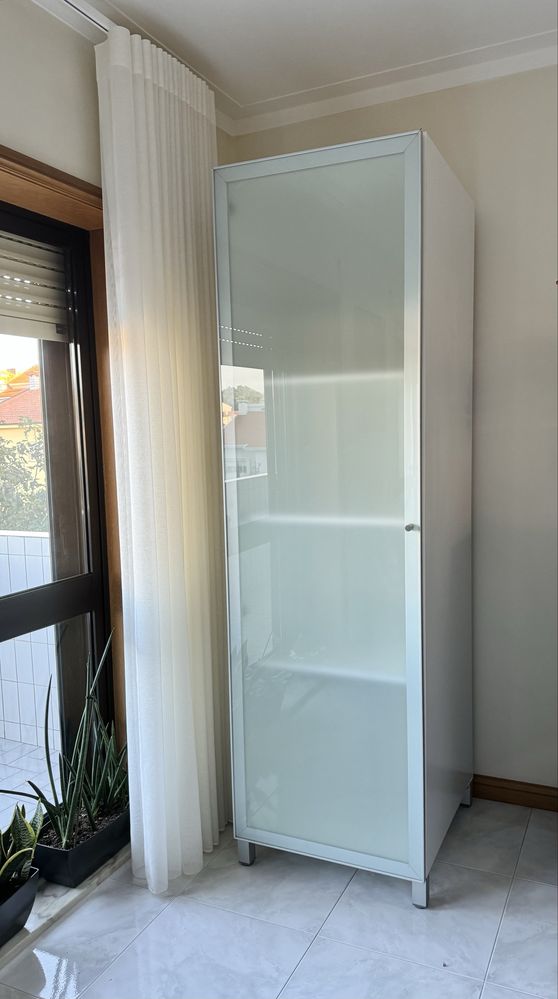 Movél alto em branco, com porta em vidro temperado