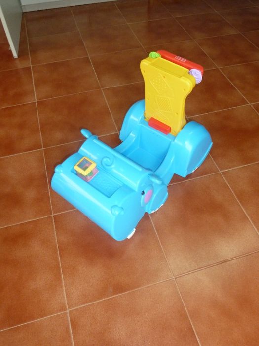 Andarilho e traga-peças Fisher Price Hipo