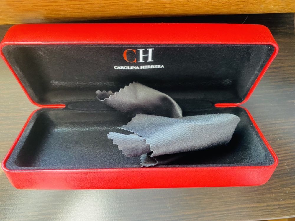 Carolina Herrera nowe etui na okulary