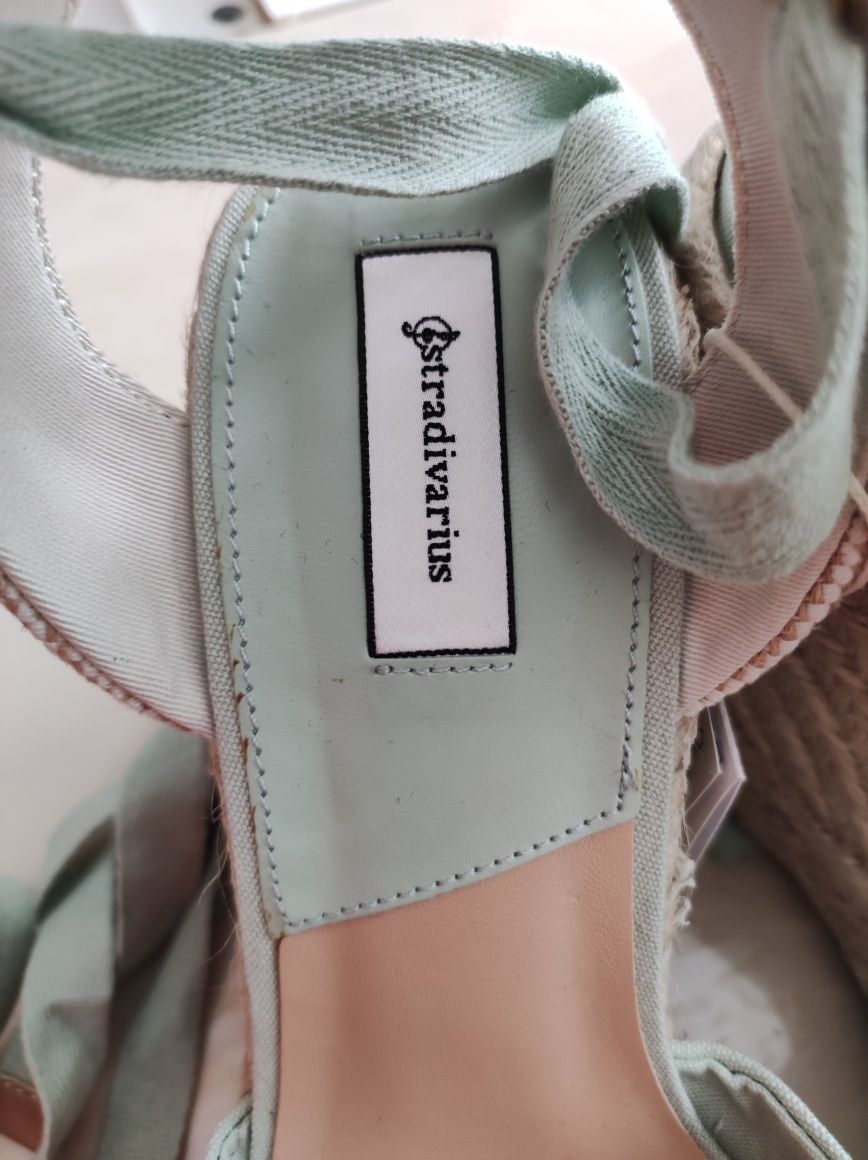 Новые босоножки на танкетке Stradivarius, размер 40-41