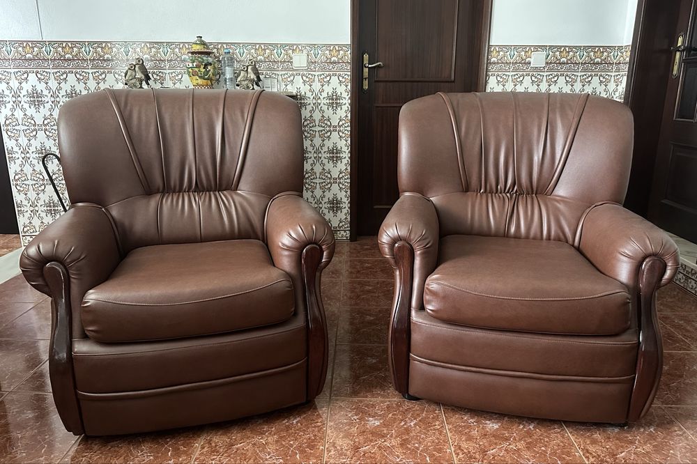 2 sofás individuais de boa qualidade