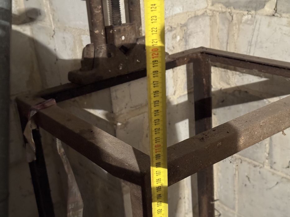 Imadlo hydrauliczne ze stolem