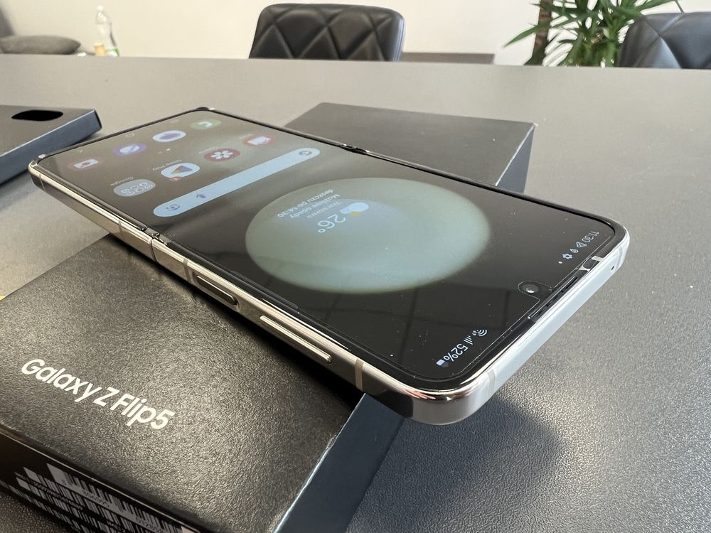 - Samsung Galaxy Z Flip 5 - jak nowy - komplet - gratisy -