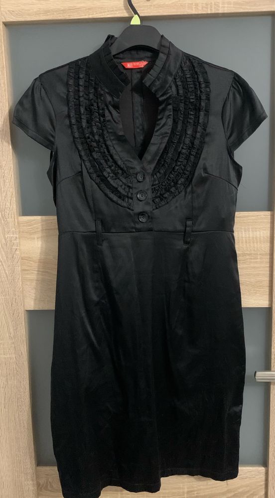 Czarna damska sukienka z żabotem roz 42 xl