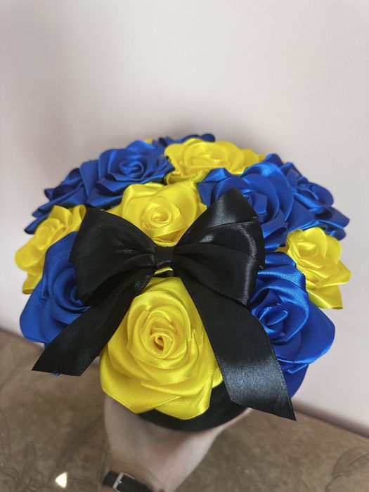 Композиція з атласних троянд)