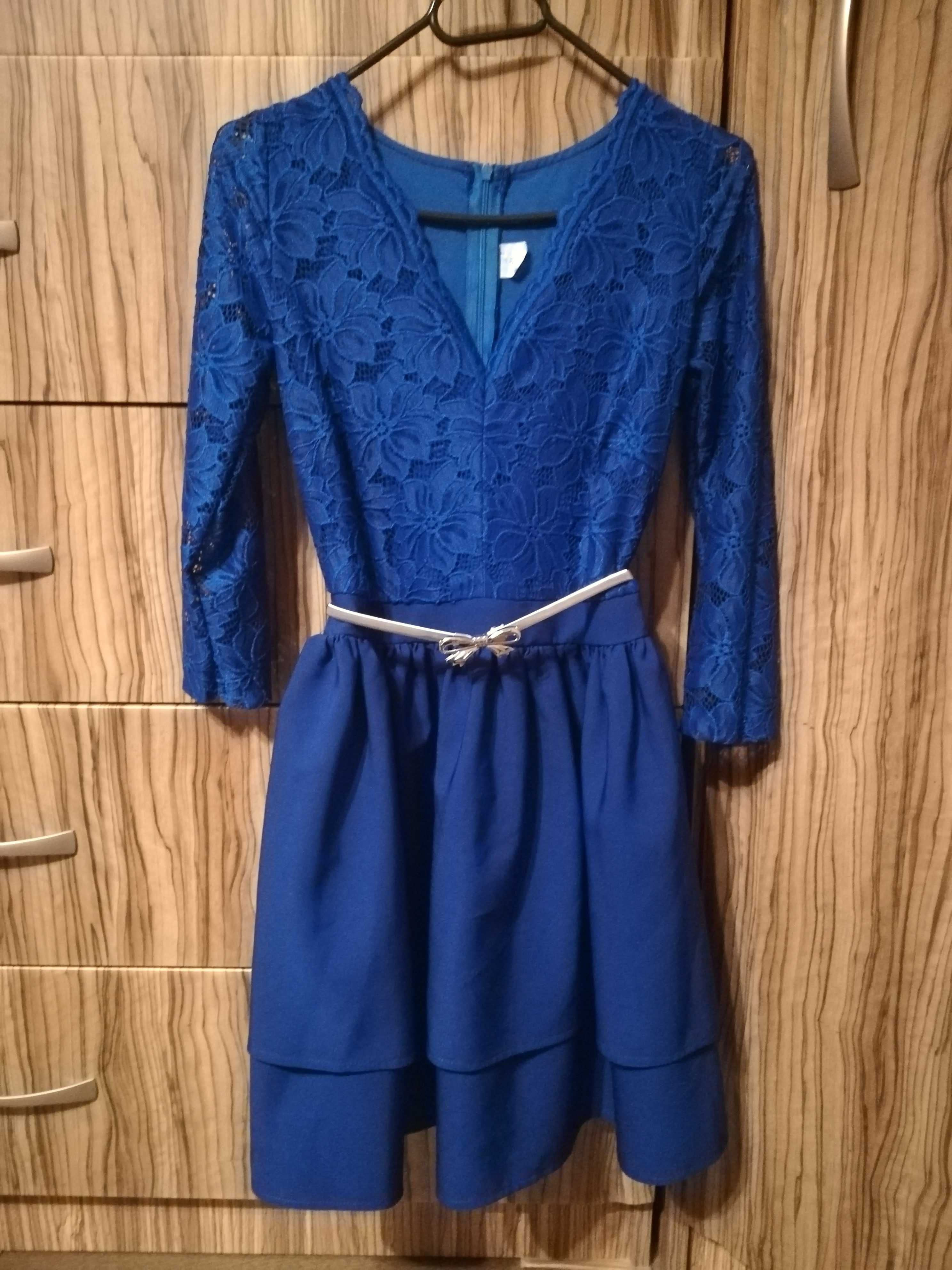 Kobaltowa sukienka z koronką